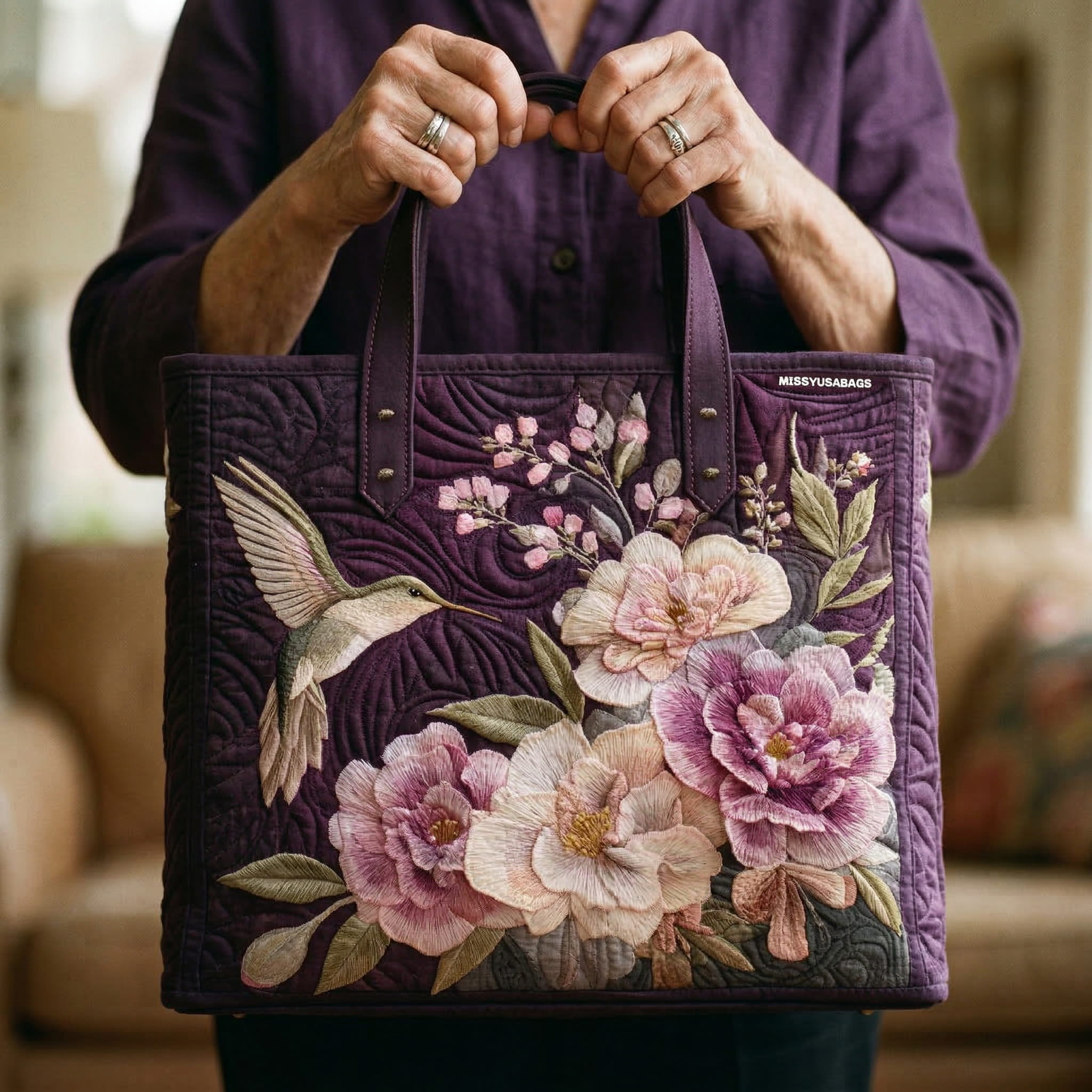 Sac artisanal violet avec colibris et orchidées